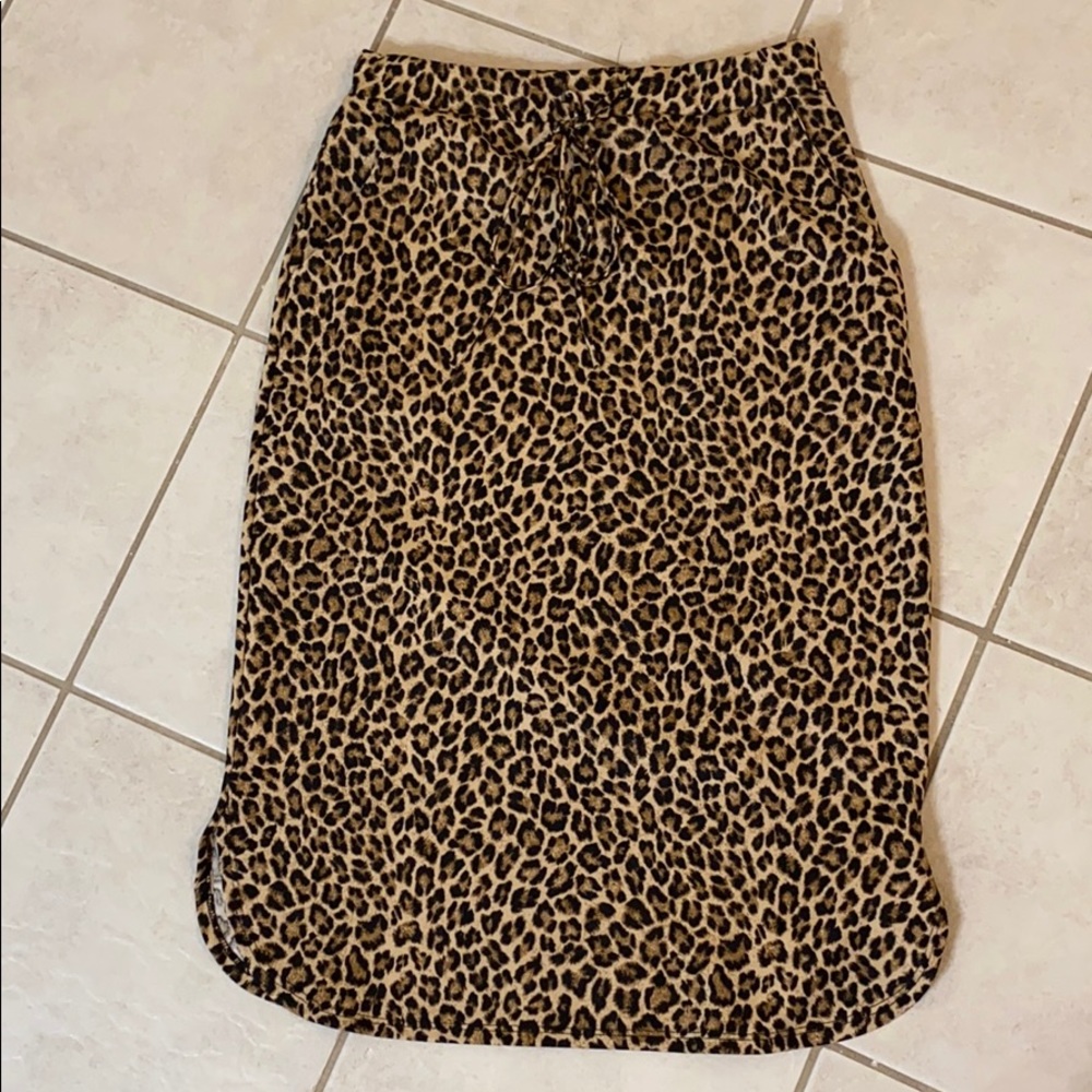 Cute & casual leopard skirt with drawstring.
